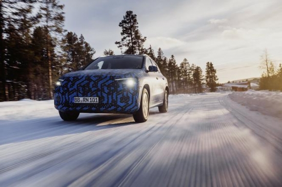 Электрический Mercedes-Benz EQA во время зимних испытаний